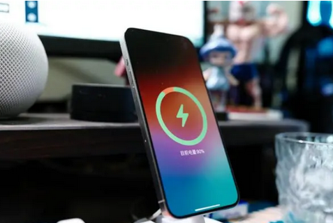 二道苹果15换屏服务分享用什么充电器给iPhone15充电更好 